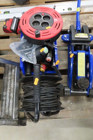 2 stk. Kabeltromler samt plukkasse med værktøj