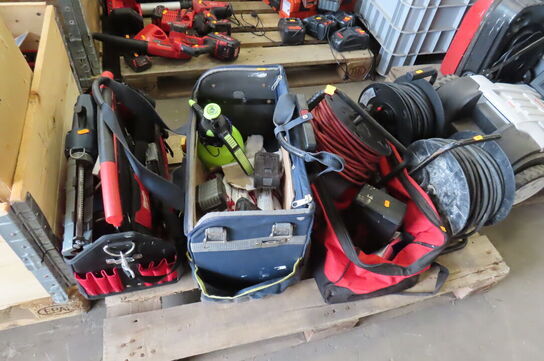 3 stk. kabeltromler samt 3 stk værktøjstasker 