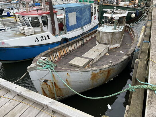 Bundgarnsjolle, Faxe Ladeplads, lærk på eg
