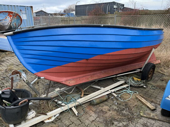 18 fod Fåborg, glasfiber, tomt skrog