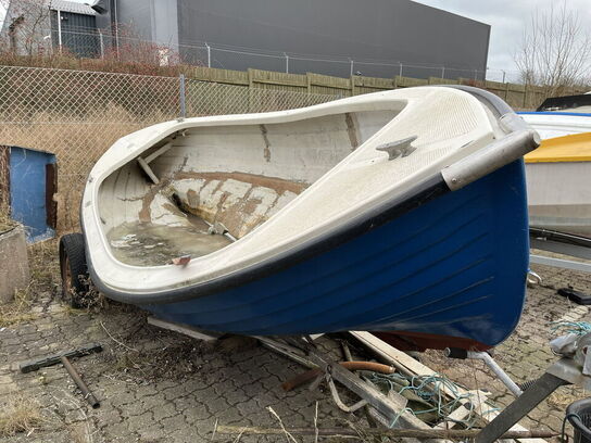 18 fod Fåborg, glasfiber, tomt skrog