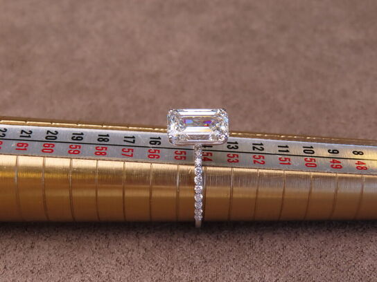 14 kt. Hvidguldring med 2.95 ct. Emeraldsleben Diamant