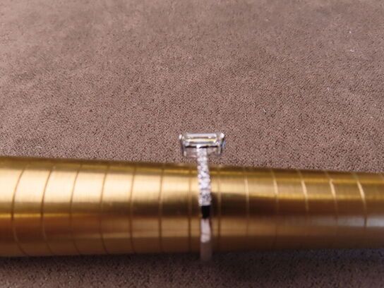 14 kt. Hvidguldring med 1.88 ct. Emeraldsleben Diamant