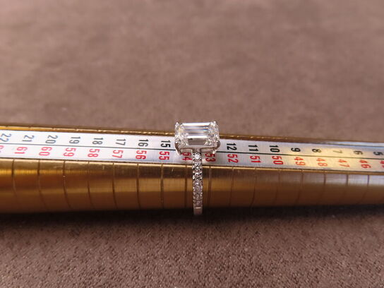 14 kt. Hvidguldring med 1.88 ct. Emeraldsleben Diamant