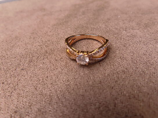 0,93 ct. diamantring af 14 kt. rødguld, AIG.