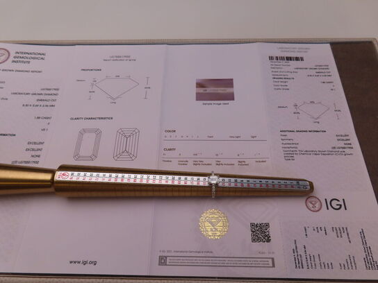 14 kt. Hvidguldring med 1.88 ct. Emeraldsleben Diamant