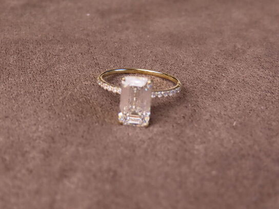 14 kt. Guldring med 3.00 ct. Emeraldtsleben Diamant