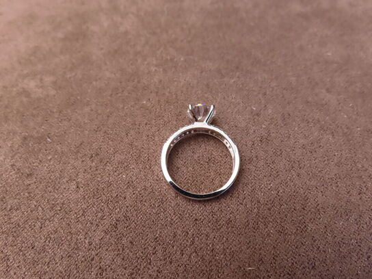 14 kt. Hvidguldring med 2.29 ct. Briliantsleben Diamant