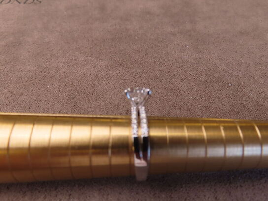 14 kt. Hvidguldring med 2.29 ct. Briliantsleben Diamant