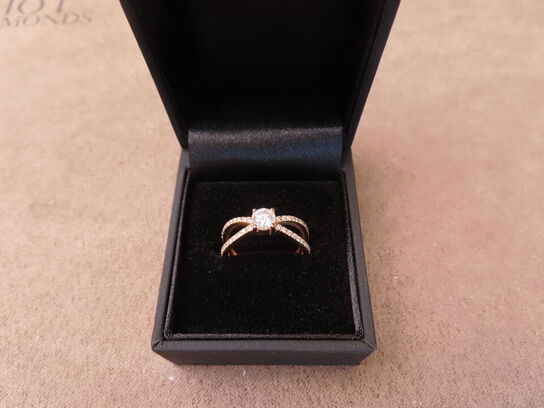 0,93 ct. diamantring af 14 kt. rødguld, AIG.