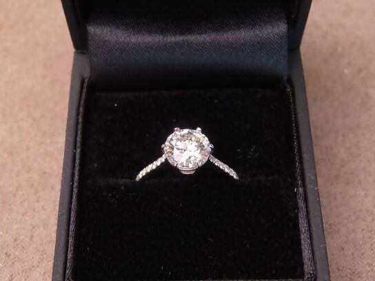 14 kt. Hvidguldring med 1.85 ct. Emeraldsleben Diamant