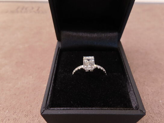 14 kt. Hvidguldring med 1.88 ct. Emeraldsleben Diamant