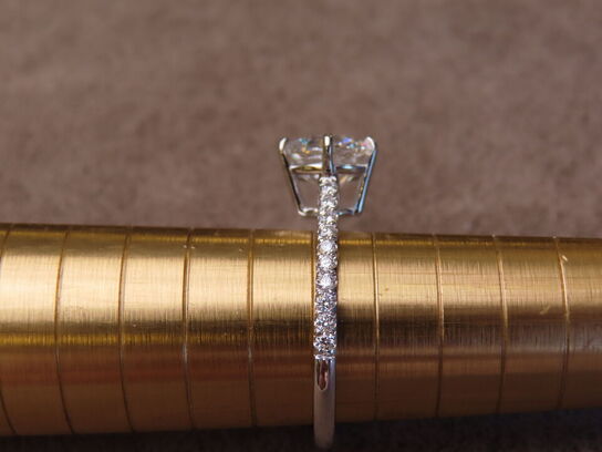 14 kt. Hvidguldring med 1.85 ct. Emeraldsleben Diamant