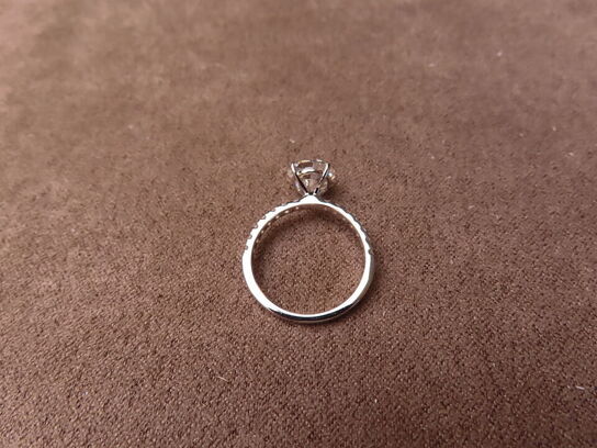 14 kt. Hvidguldring med 1.80 ct. Briliantsleben Diamant