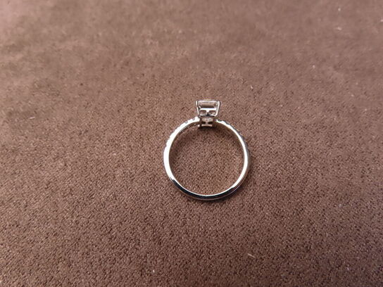 14 kt. Hvidguldring med 1.88 ct. Emeraldsleben Diamant