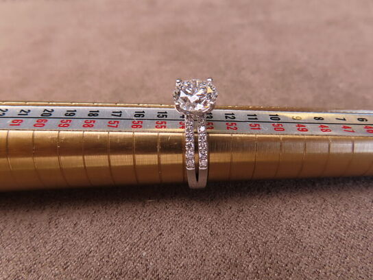 14 kt. Hvidguldring med 2.29 ct. Briliantsleben Diamant