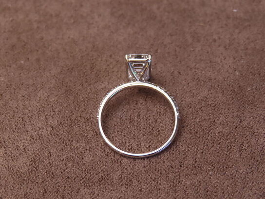 14 kt. Hvidguldring med 2.95 ct. Emeraldsleben Diamant