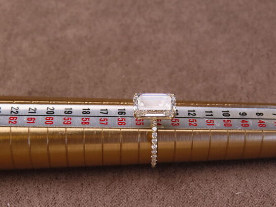 14 kt. Guldring med 3.00 ct. Emeraldtsleben Diamant