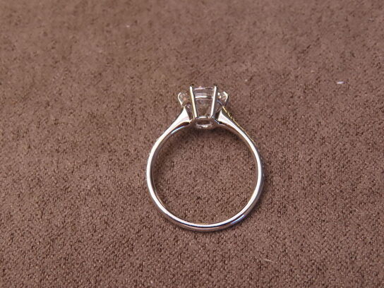 14 kt. Hvidguldring med 1.85 ct. Emeraldsleben Diamant