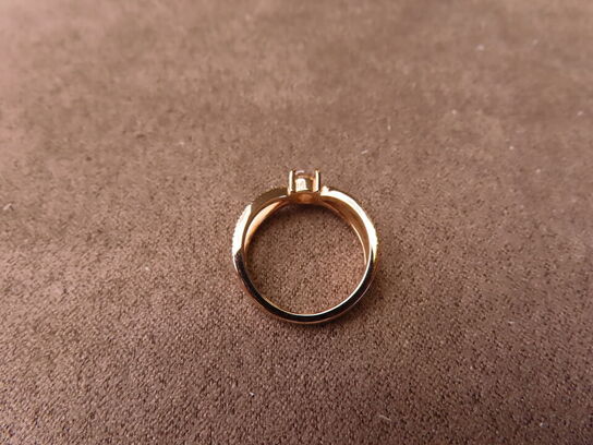 0,93 ct. diamantring af 14 kt. rødguld, AIG.