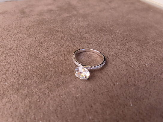 14 kt. Hvidguldring med 1.80 ct. Briliantsleben Diamant