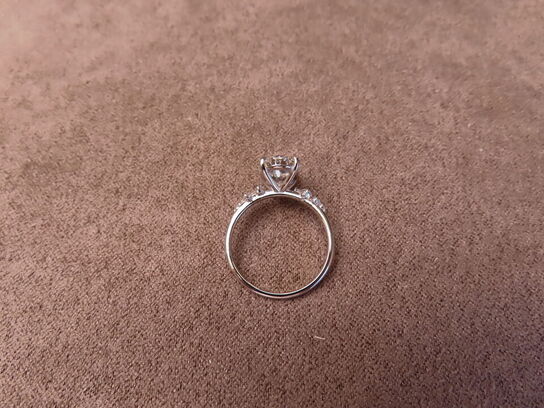 14 kt. Hvidguldring med 2.83 ct. Briliantsleben Diamant