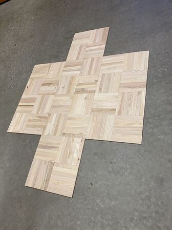 177,12 m2 massivt ask mosaik parketgulv i firkantet mønster