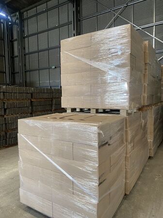 177,12 m2 massivt ask mosaik parketgulv i firkantet mønster