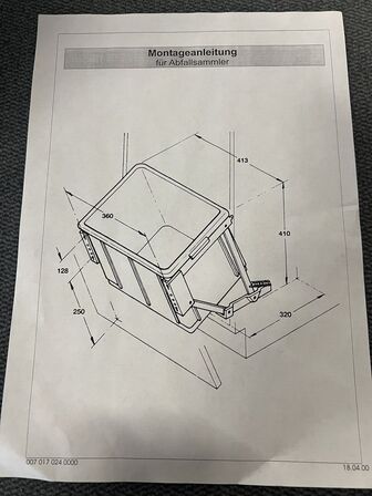 Praktisk vasketøjskurv med vippebeslag, der minimere pladsen på badeværelset eller  I bryggerset