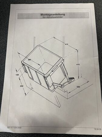 Praktisk vasketøjskurv med vippebeslag, der minimere pladsen på badeværelset eller  I bryggerset