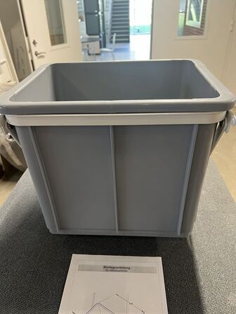 Praktisk vasketøjskurv med vippebeslag, der minimere pladsen på badeværelset eller  I bryggerset