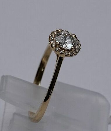 Ring af 14 kt guld, med brillantslebne laboratorieskabte diamanter