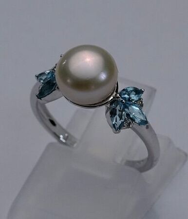 Ring af 9 kt. hvidguld med topaz,