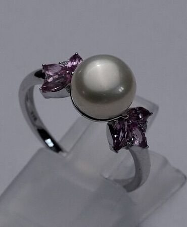 Ring af 9 kt. hvidguld med safir