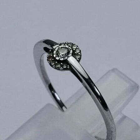 Brillantring af 9 kt.hvidguld prydet med en brillant på 0.05 ct