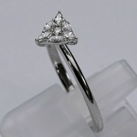 Brillantring af 9 kt. hvidguld prydet med diamanter