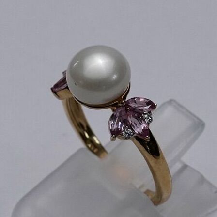 Ring af 9 kt. guld med safir, ferskvandsperle samt brillanter