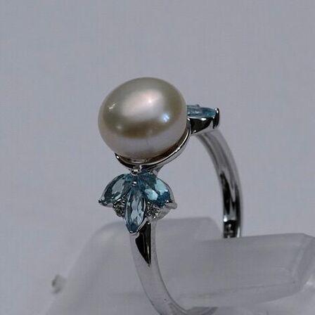 Ring af 9 kt. hvidguld med topaz,