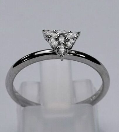 Brillantring af 9 kt. hvidguld prydet med diamanter