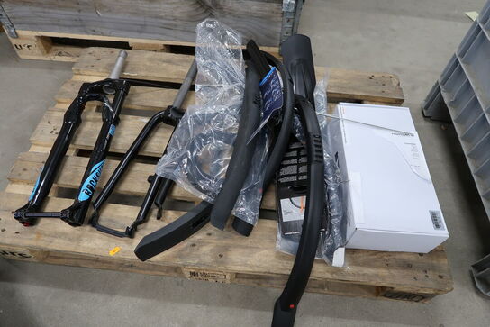 2 pl. med cykeldele og -udstyr