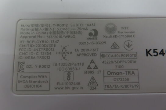 Computerskærm, tastatur samt skrivebordslampe