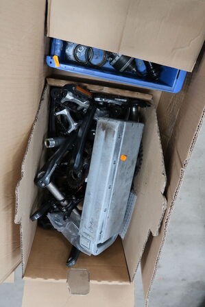 2 pl. med cykeldele og -udstyr