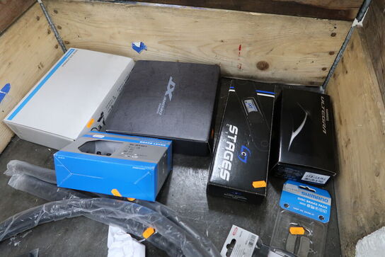 2 pl. med cykeldele og -udstyr