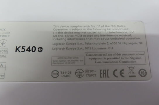 Computerskærm, tastatur samt skrivebordslampe