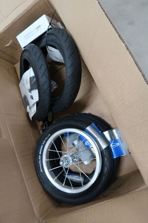 2 pl. med cykeldele og -udstyr