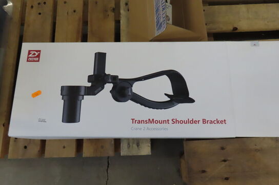 Kasse med diverse tilbehør til kamera