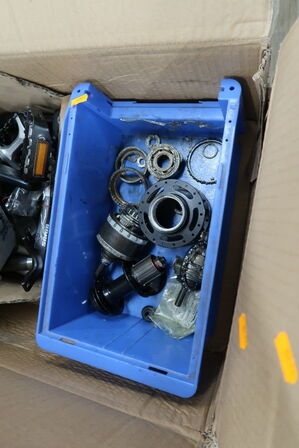 2 pl. med cykeldele og -udstyr