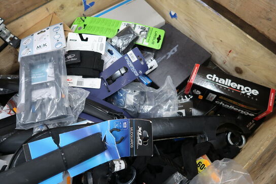 2 pl. med cykeldele og -udstyr