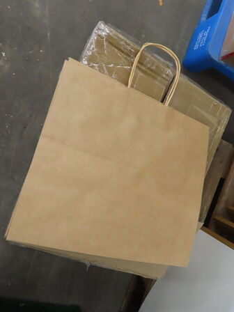 Blandet køkkenudstyr og to-go poser