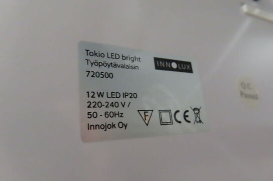 Computerskærm, tastatur samt skrivebordslampe